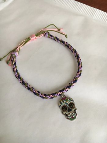 Bracelet tissé avec breloque