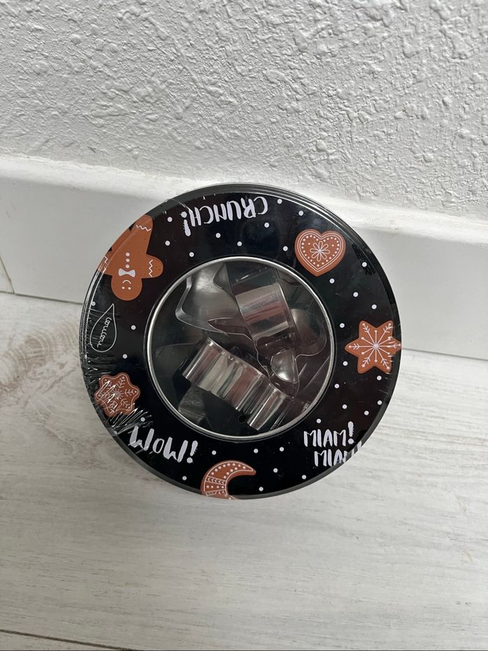 Boîte à biscuits et 8 emportes pièce