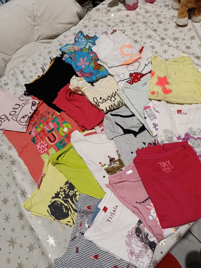 Lot tee shirt manches courtes taille 6 ans