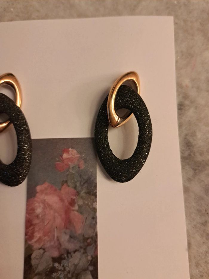 Boucles d'oreilles pendante noir et doré - photo numéro 8