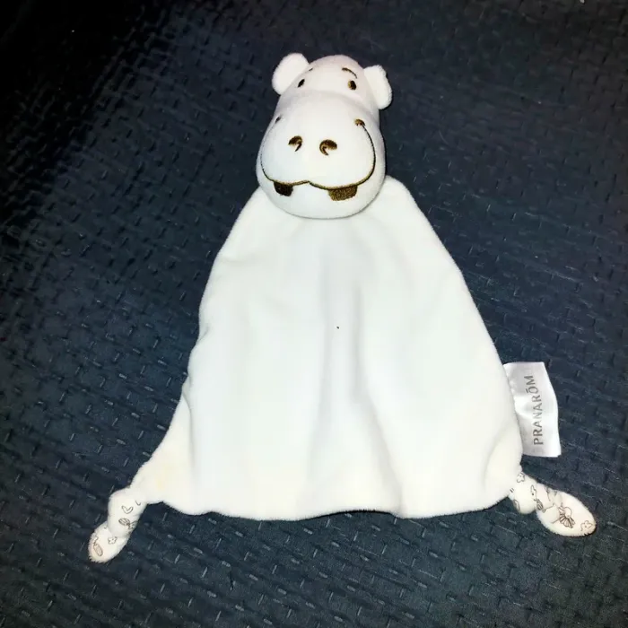 Doudou Plat Pranarom Hippopotame Blanc et Marron Dessous Imprimé Fleur