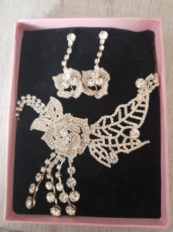 Parure collier et boucle d'oreille