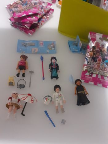 5 Playmobils figurines série 24 70940