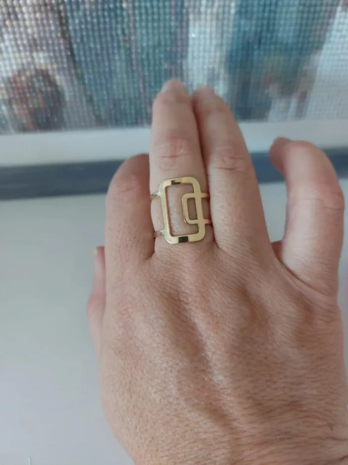 Bague dorée géométrique