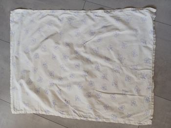 chiffon ou torchon blanc et fleurs violette (1 tache)