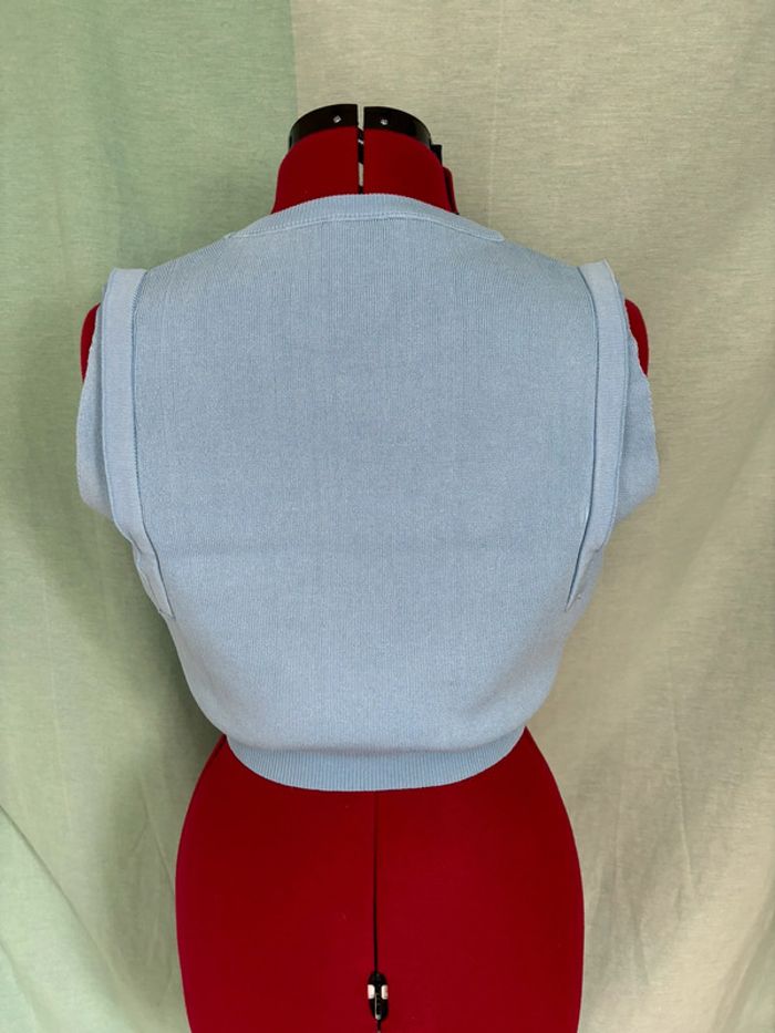 Crop top chic bleu clair avec boutons dorés sans manches - photo numéro 3