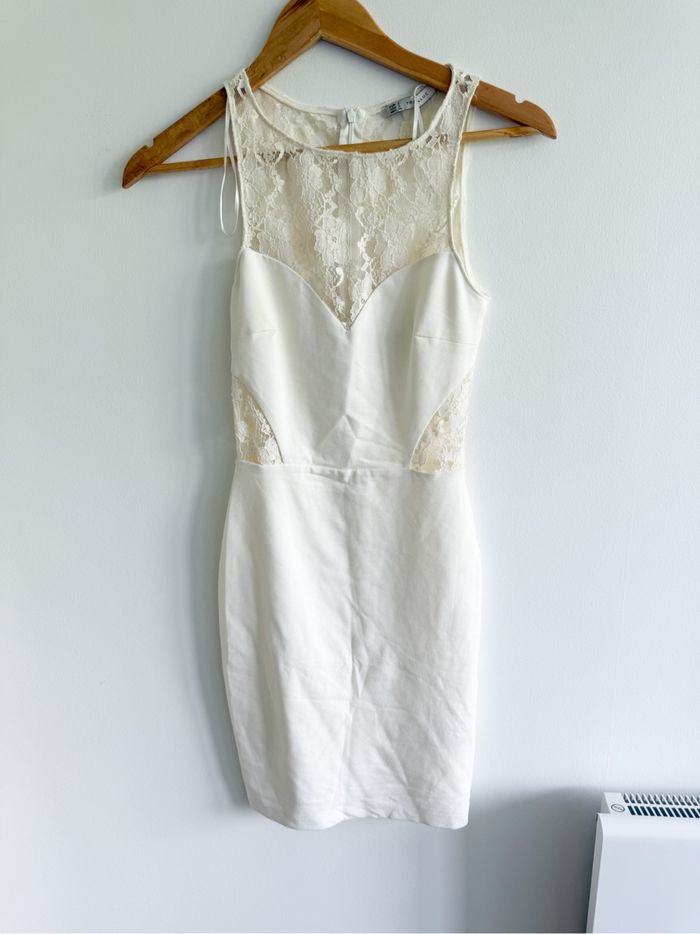 Robe élégante chic moulante sans manches blanche avec dentelle crème Zara trafaluc taille 36 S