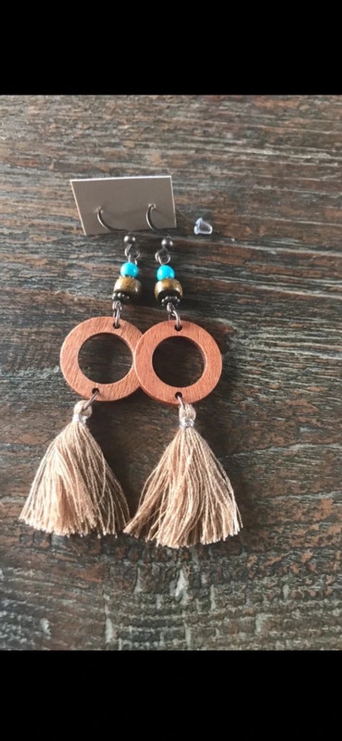 Magnifique paire de boucles d’oreilles avec perles, pompons et bois - photo numéro 7