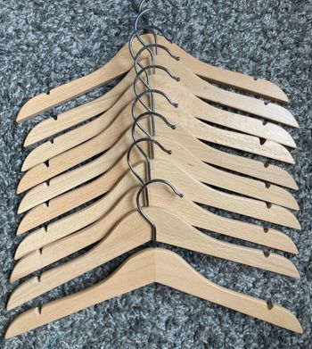 Lot de 19 cintres en bois