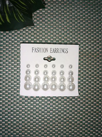 🔸Lots de 12 paires de boucles d'oreilles blanc/beige nacré. Neuf🔸