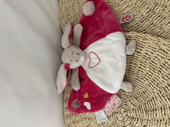 Lapin NOUKIE'S doudou plat Pili rose