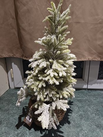 Sapin enneigé 61 cm avec pot en rotin 