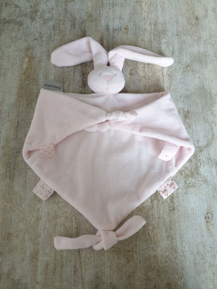 Doudou nattou lapin rose clair triangle