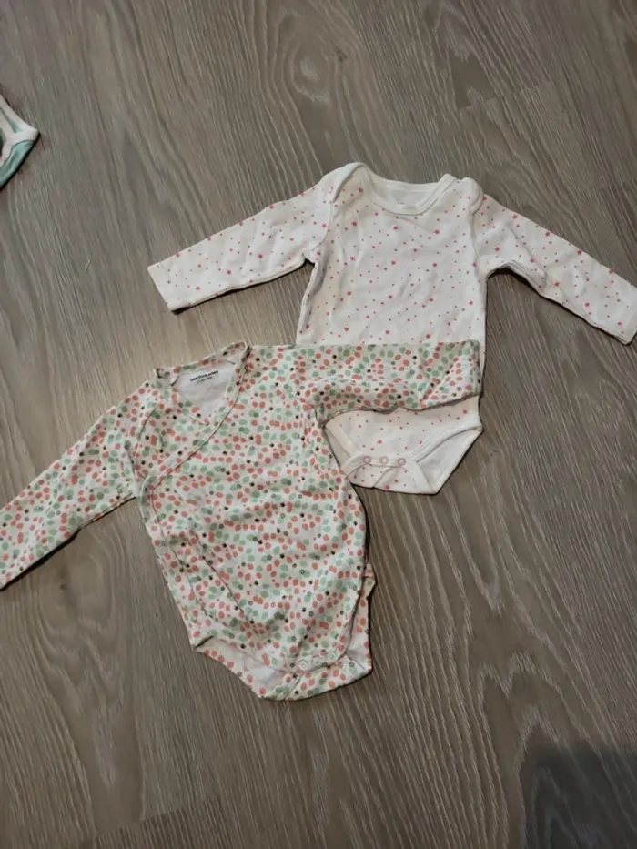 Lot 2 body 6/9 mois