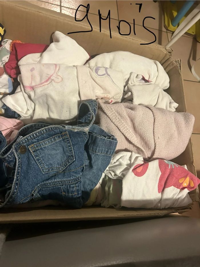 Lot de 28!vêtements taille 9 mois