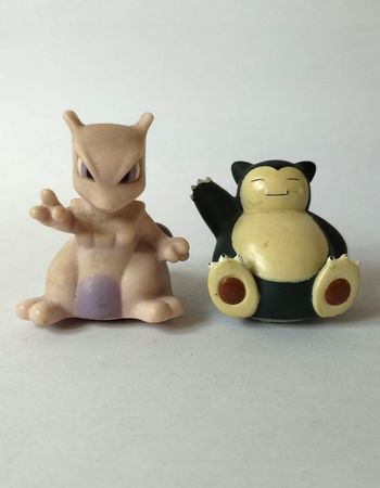 2 figurines Pokémon 1999 Mewtwo Ronflex vintage