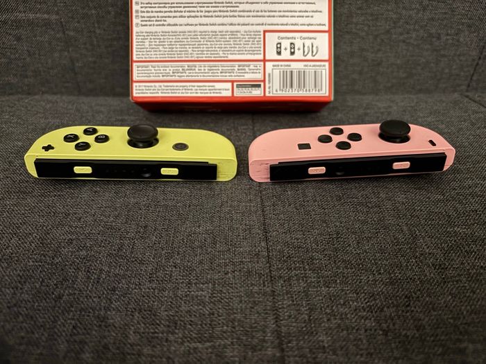 Paire de joycons rose et jaune officiels  Nintendo Switch - photo numéro 3