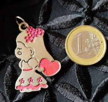 Pendentif petite fille argenté rouge vintage