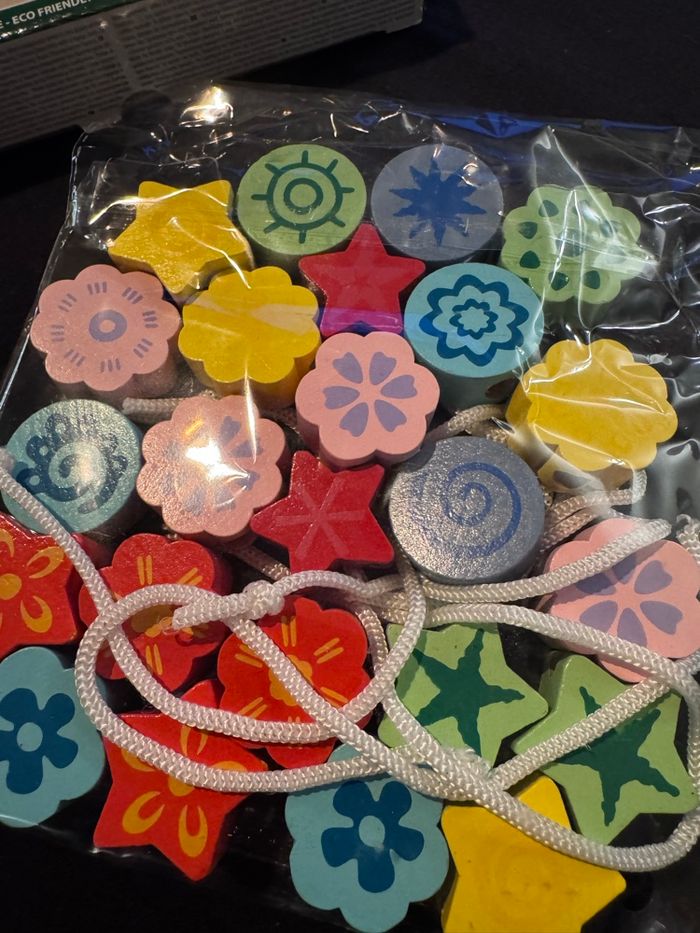 24 perles en bois multicolores à enfiler comme neuf - photo numéro 6