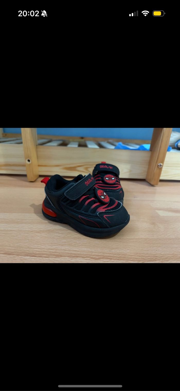 Basket Spiderman lumineuse