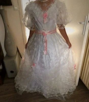 Robe de mariée avec fleurs rose