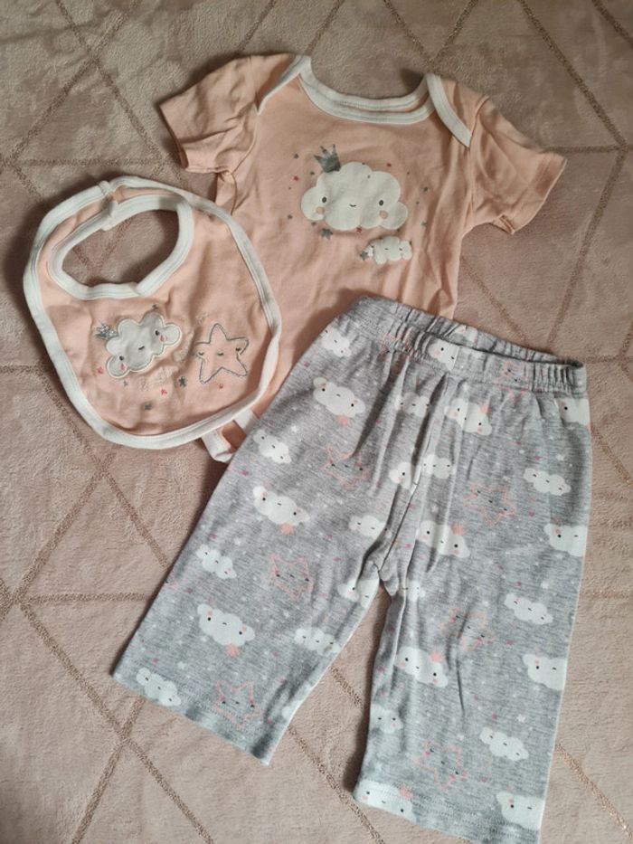 Ensemble bodie + bavoir + pantalon fille 12 mois