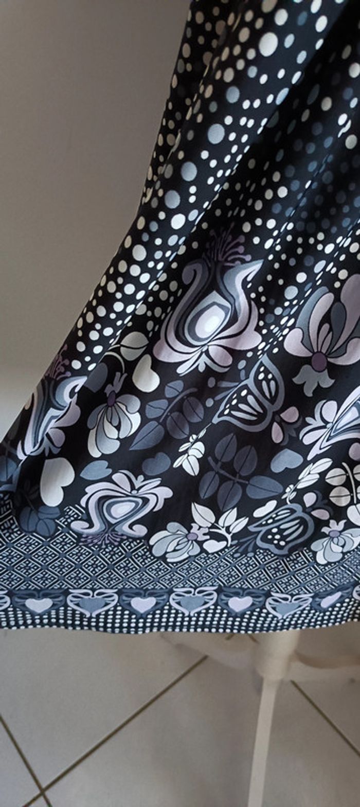 Jolie robe noire à pois et cœurs gris et blancs - photo numéro 6