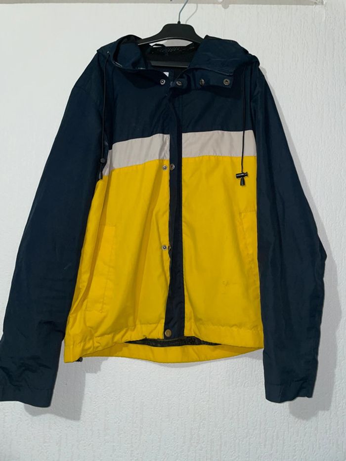 Veste coupe-vent imperméable bleu marine et jaune - photo numéro 2