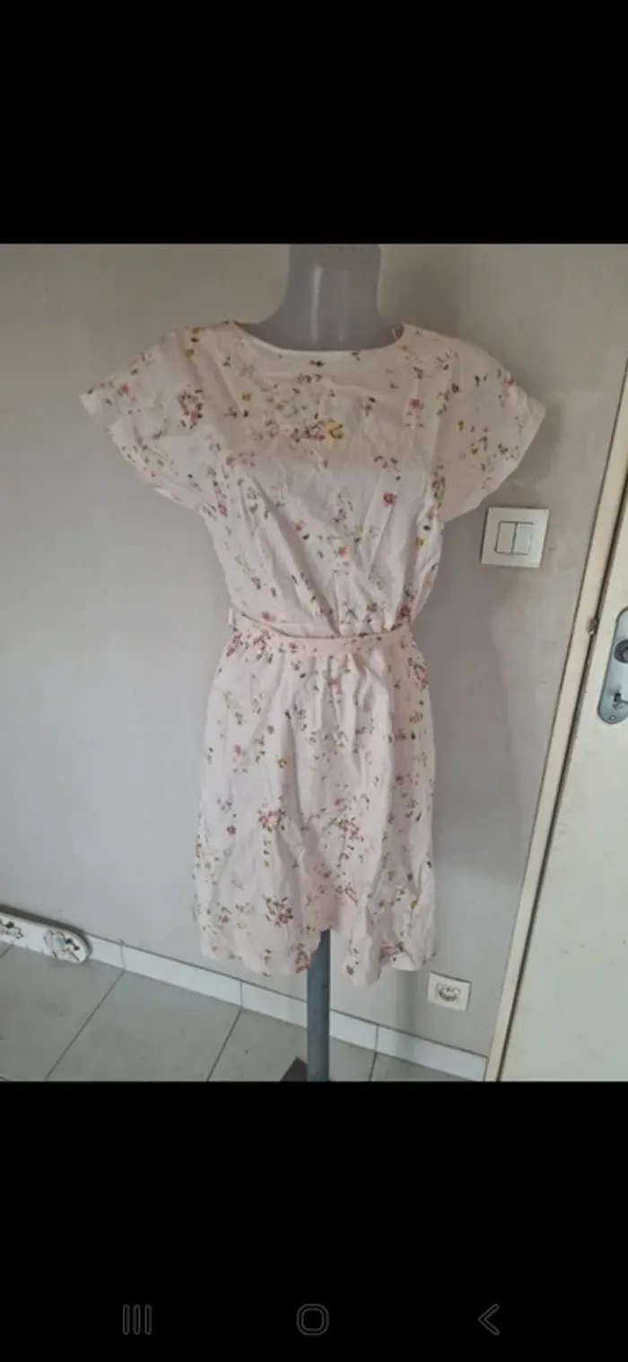 Belle robe fleurie rose etam taille 36 très bon état