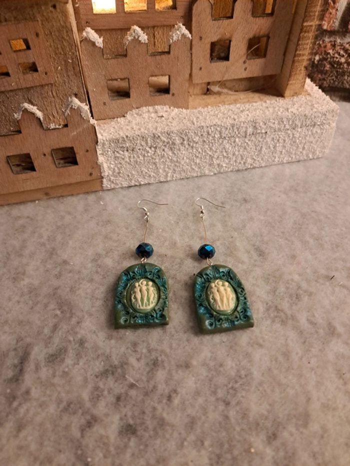 Boucles d'oreilles pendante pâte polymere avec les 3 grâce - photo numéro 7