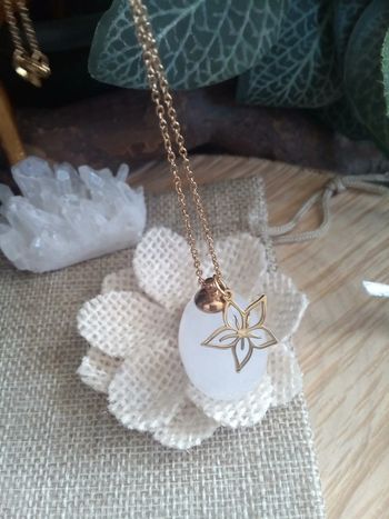 Collier pierre de cristal de roche et fleur de tiaré