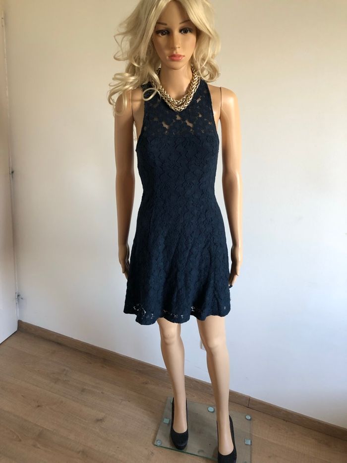 Robe bleue marine en dentelle Hollister taille S état satisfaisant - photo numéro 3