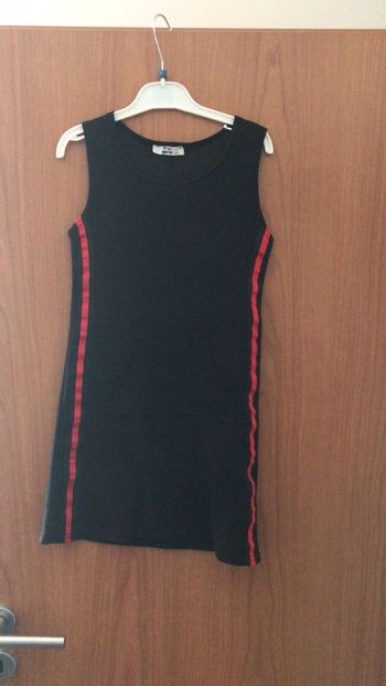 Robe noire à poche centrale et bande rouge latéral 10 ans XXS