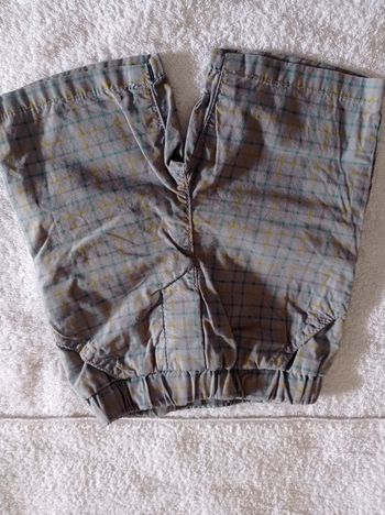 Et short pour garçon a carreaux couleur gris à carreaux vers plus de poche les côtés taille élastique voir photos taille 6 mois marque Orchestra