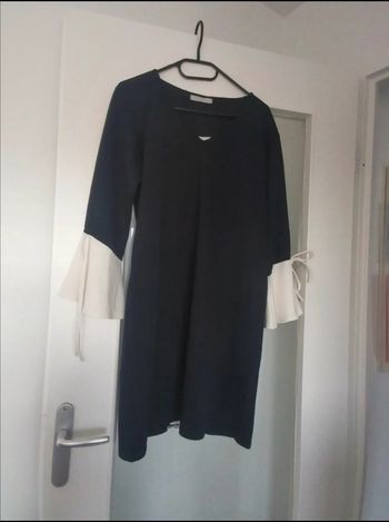Robe longue bleu marine et blanche, manche longue. Manche évasée à lacets .