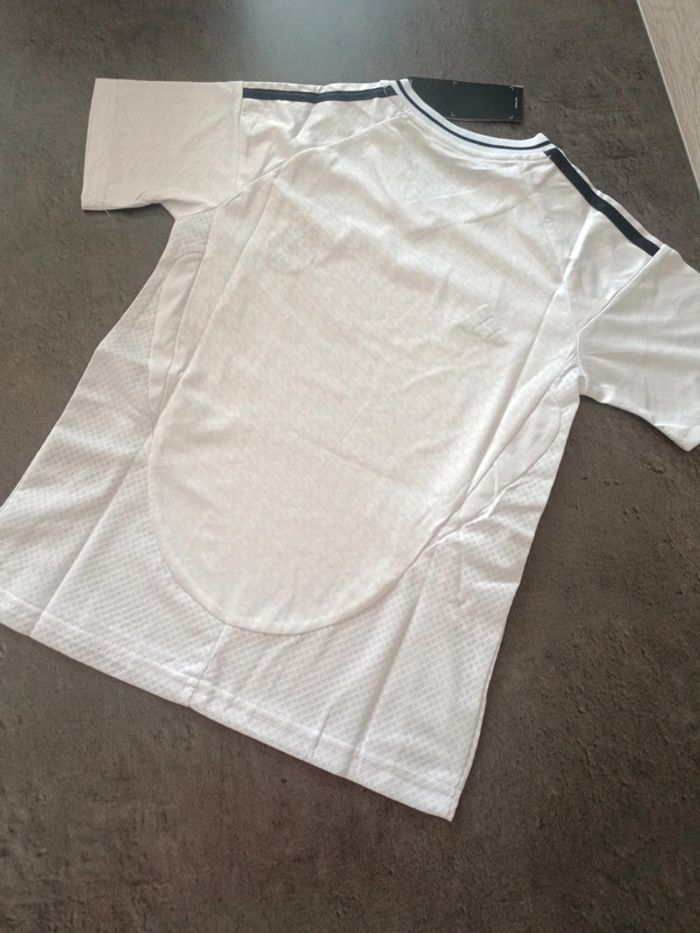 Tenue foot Real Madrid blanc. T.22 - photo numéro 2