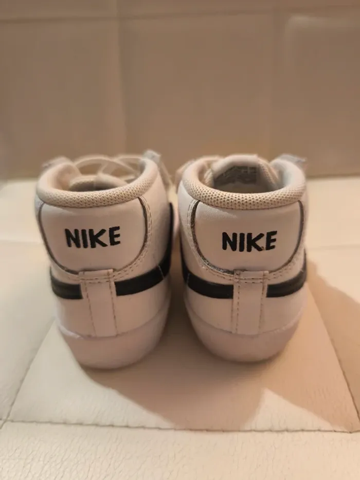 Baskets Nike taille 23,5 - photo numéro 2