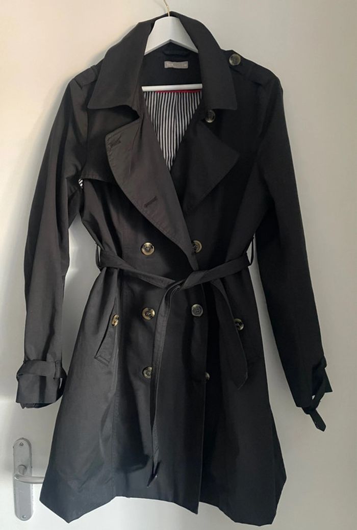 Trench-coat