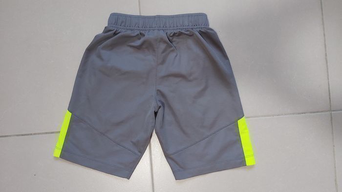Short Nike Dri-Fit XS 6/8 ans - photo numéro 2