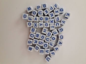 Perles lettres en plastique bleues DIY