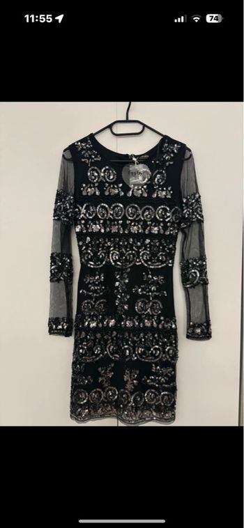 Robe noire avec des strass
