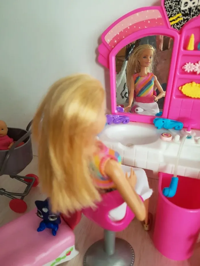 Salon de beauté Barbie et ses enfants - photo numéro 3