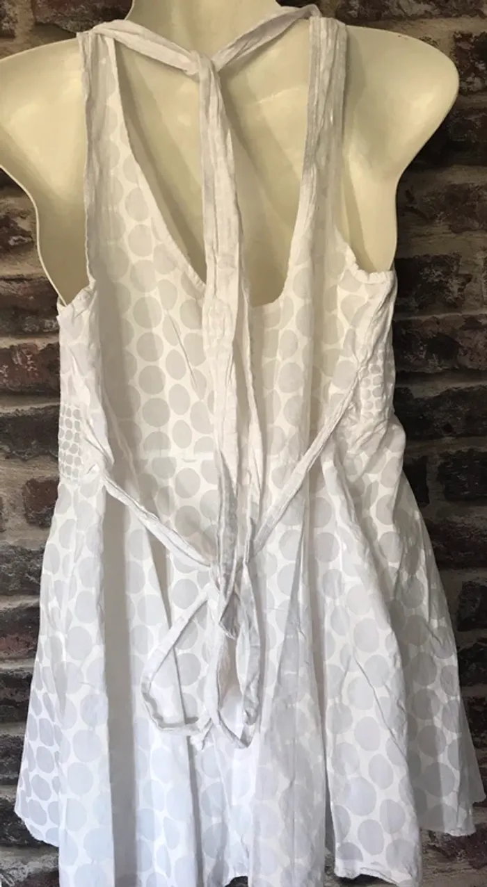 Chemise blanche à pois sans manches tour de cou - photo numéro 2