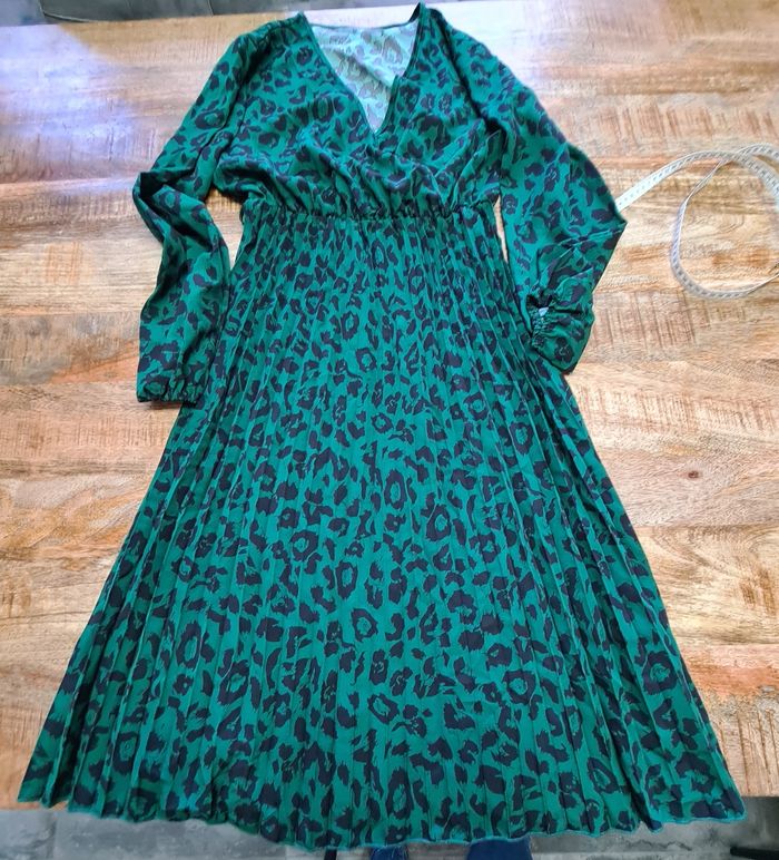 Robe longue manche  taille L vert noir