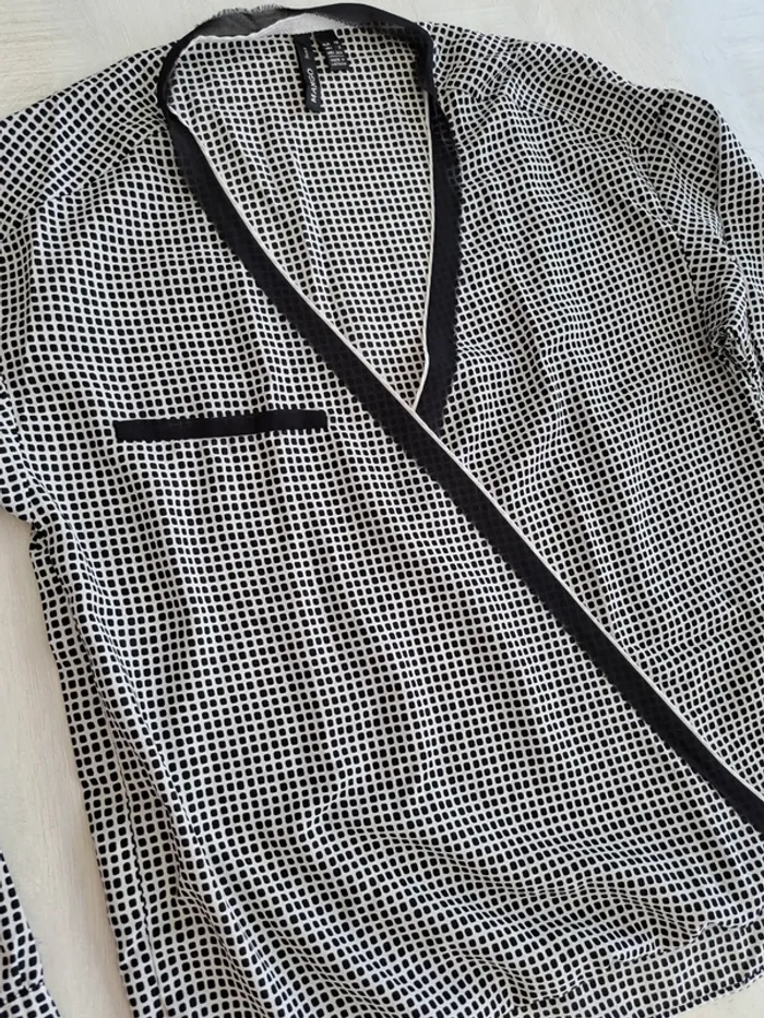 Haut blouse Mango - motif carré - taille XS - décolleté cache-coeur - photo numéro 3