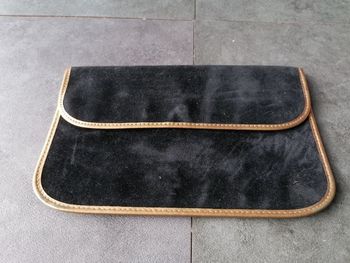 Pochette daim noir et doré