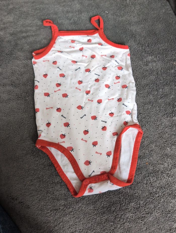 Bodies bretelle fraise 12 mois