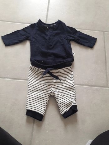 ensemble pantalon et tee shirt manches longues 1mois comme neuf Kiabi