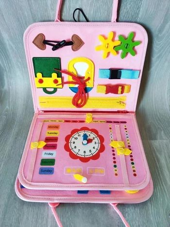 Livre éducatif en feutrine apprentissage des gestes du quotidien