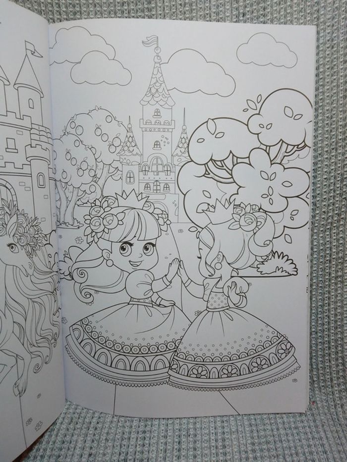 Coloriage 72 pages "Princesse" (1) - photo numéro 7